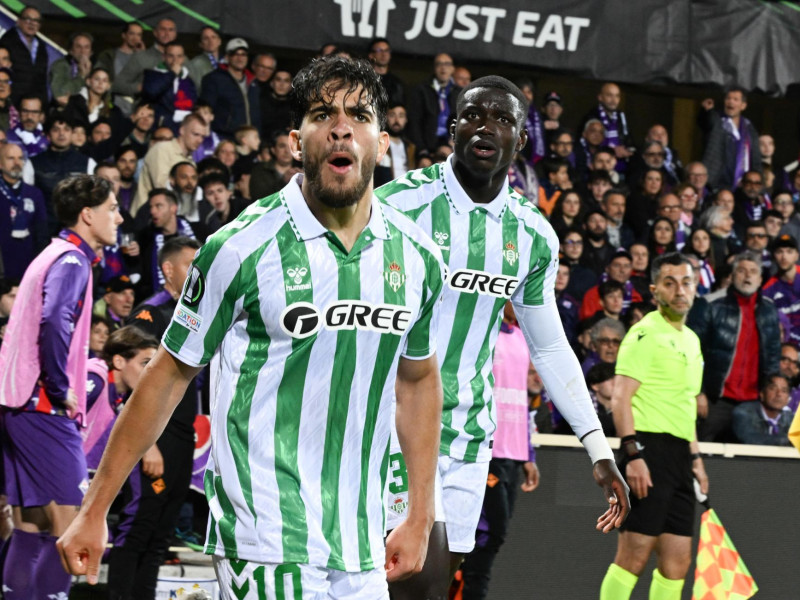 Abde Ezzalzouli del Betis celebra tras marcar el gol del empate 2-2 durante el partido de vuelta de las semifinales de la UEFA Conference League entre la ACF Fiorentina y el Betis Sevilla en el Estadio Artemio Franchi de Florencia.