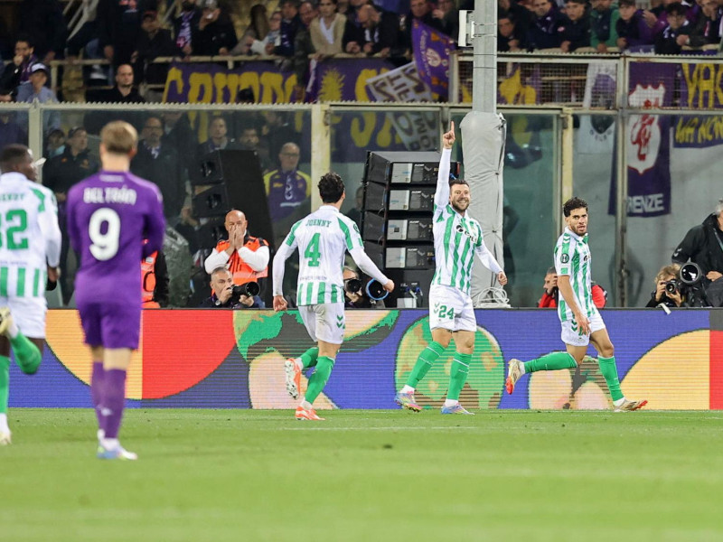 Abde Ezzalzouli del Betis celebra tras marcar el gol del empate 2-2 durante el partido de vuelta de las semifinales de la UEFA Conference League entre la ACF Fiorentina y el Betis Sevilla en el Estadio Artemio Franchi de Florencia.