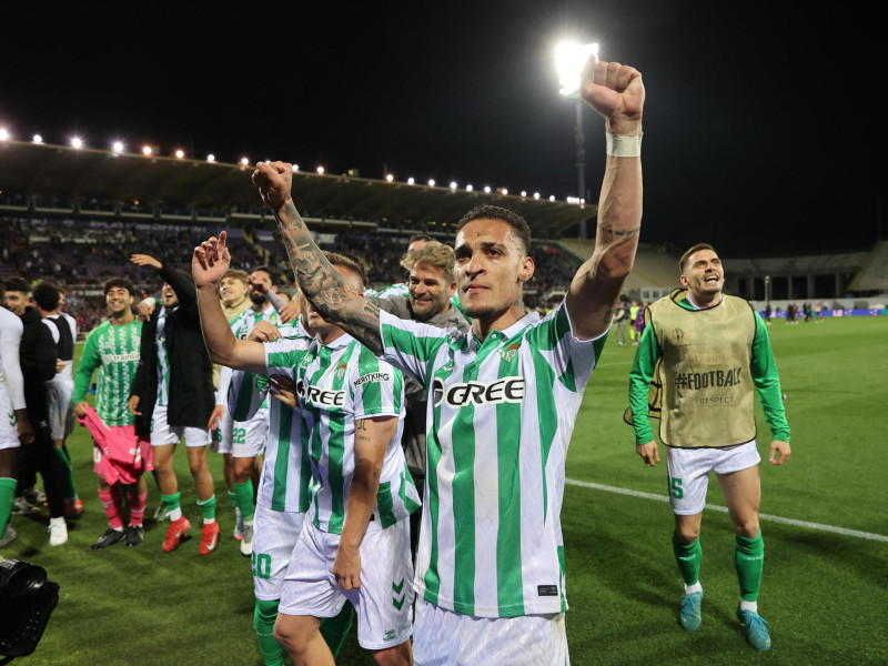 Los jugadores del Betis celebran la clasificación para la final de la Conference League