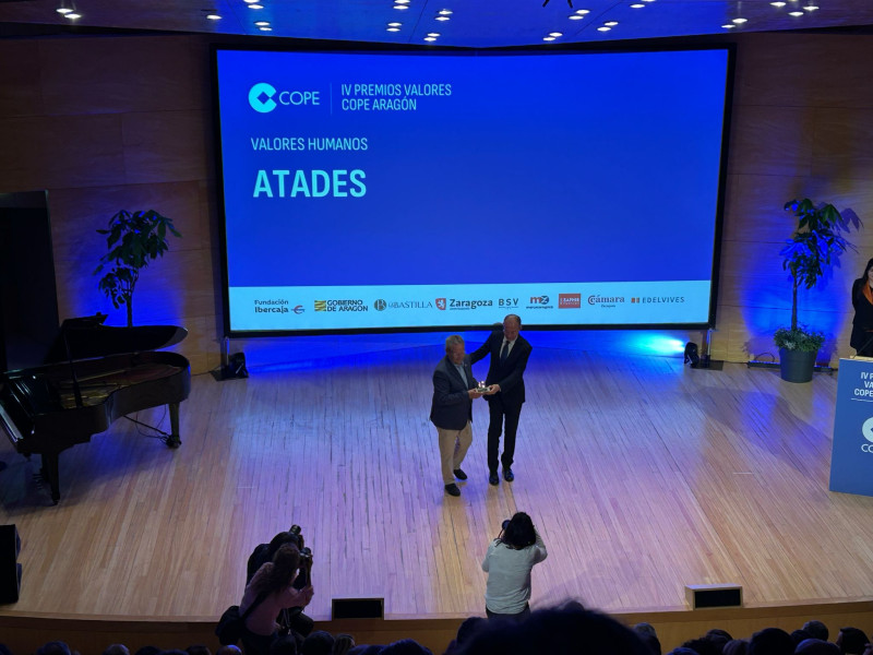 Entrega del Premio Valores Humanos al presidente de ATADES, Antonio Rodríguez.