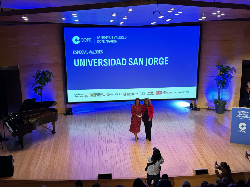 Entrega del Premio Especial Valores a la rectora de la USJ, Silvia Carrascal.