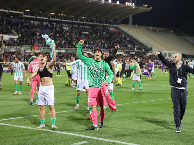 Los jugadores del Real Betis celebran su victoria tras el partido de vuelta de las semifinales de la UEFA Conference League ACF Fiorentina vs Betis Sevilla en el Estadio Artemio Franchi de Florencia.