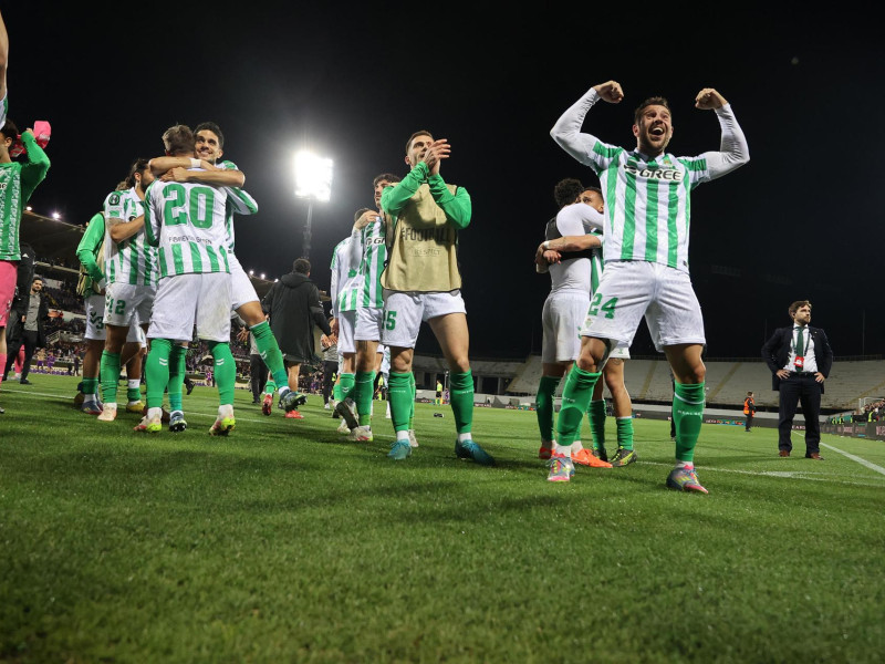 Los jugadores del Real Betis celebran su victoria tras el partido de vuelta de las semifinales de la UEFA Conference League ACF Fiorentina vs Betis Sevilla en el Estadio Artemio Franchi de Florencia.