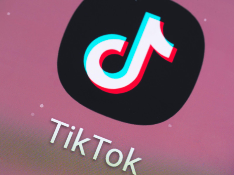 El logotipo de la aplicación TikTok en la pantalla de un teléfono inteligente