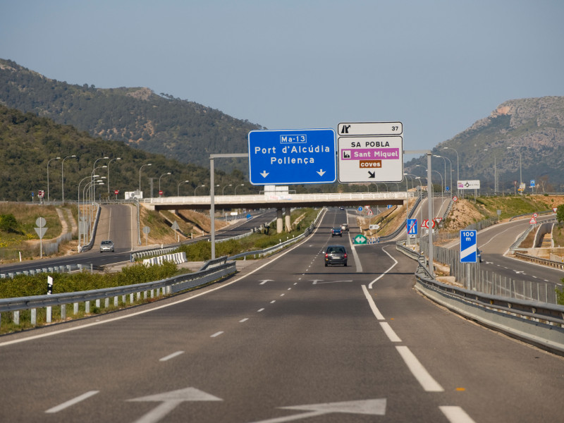 Vista del tráfico desde la carretera en Mallorca desde el punto de vista de los conductores