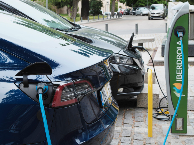 Un punto de recarga de coches eléctricos en las calles de San Lorenzo de El Escorial