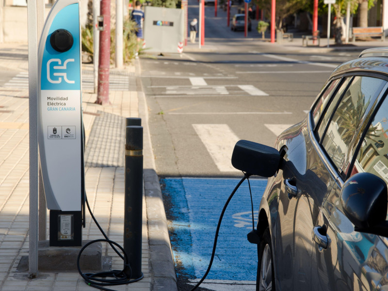 Coche eléctrico en una estación de carga