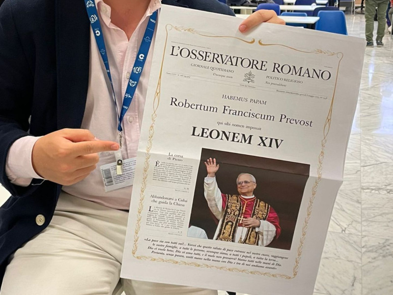 La primera portada del Observatorio Romano, el periódico de El Vaticano, con León XIV