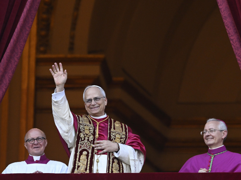 El Papa León XIV saluda desde el balcón en la Plaza de San Pedro
