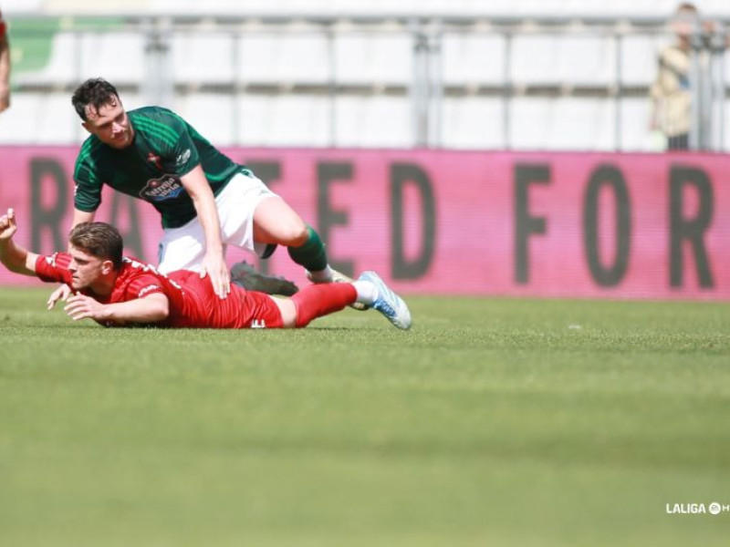 Guti reclama la tarjeta amarilla en el partido ante el Racing de Ferrol.