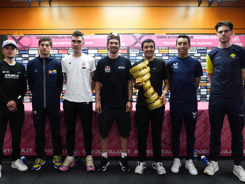 Pidcock, Ciccone, Ayuso, Roglic, Carapaz, Bernal y Van Aert posan con el trofeo del Giro.