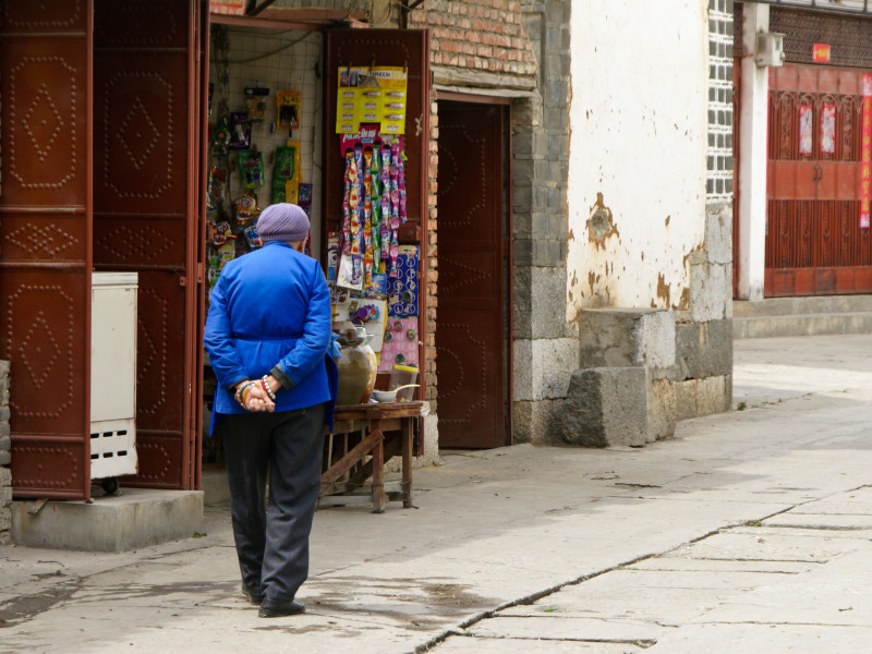 Mujer paseando por un pueblo