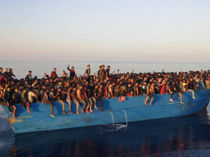 Un cayuco lleno de migrantes