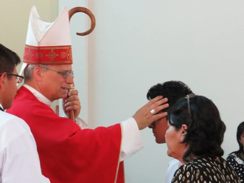 Robert Prevost en una celebración religiosa ayudado por Edgar Perales
