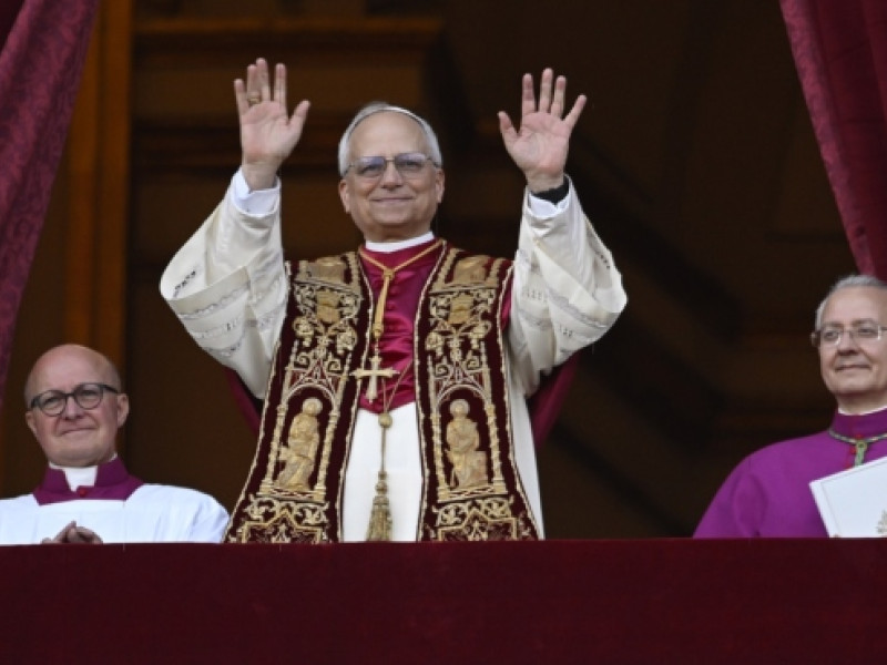 León XIV saludando en el Vaticano