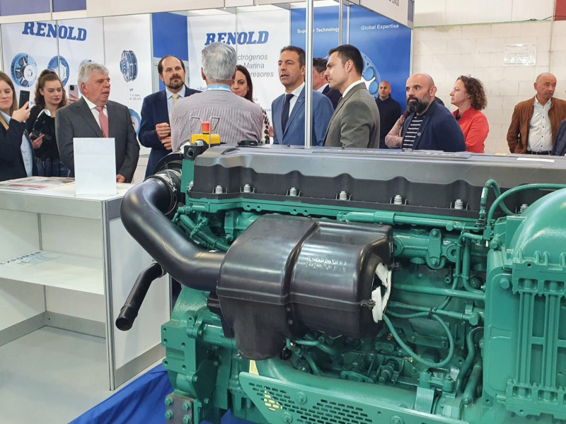La comitiva de inauguración visita los stands