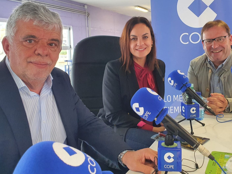 El gerente de Expomar, la alcaldesa de Burela y presidenta de Expomar y el concejal de Mar en el stand de COPE