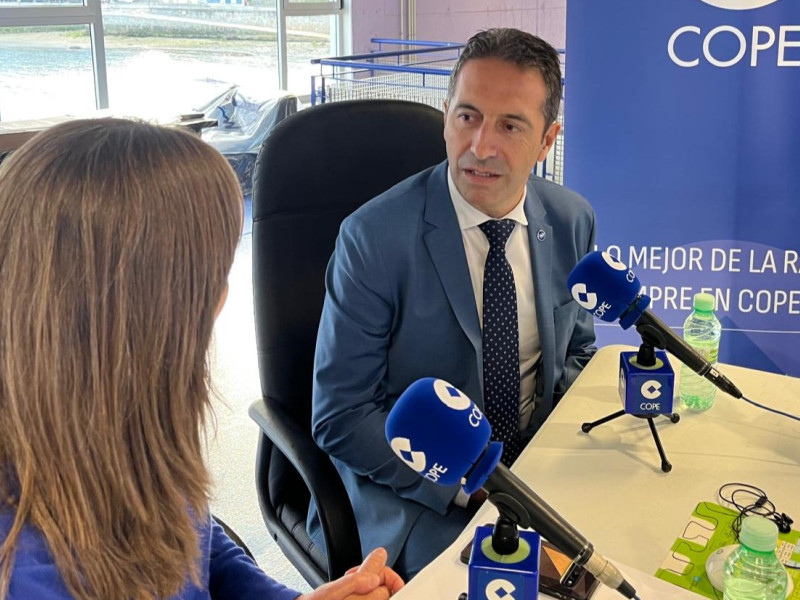 El conselleiro de Mar, Alfonso Villares, en el stand de COPE