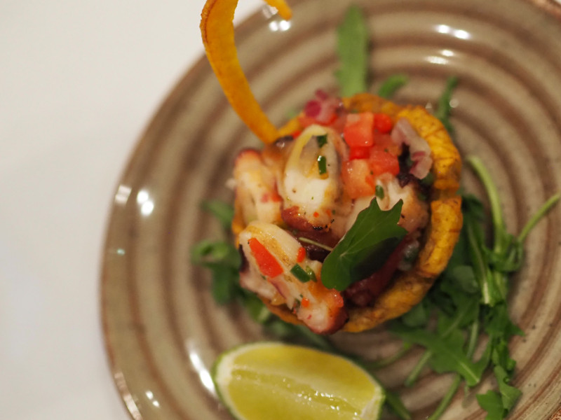 Canastilla de patacón con tacos de pulpo braseados y pico de gallo en la cata-maridaje de Bodegas Protos y La Taberna Zíngara de Oviedo