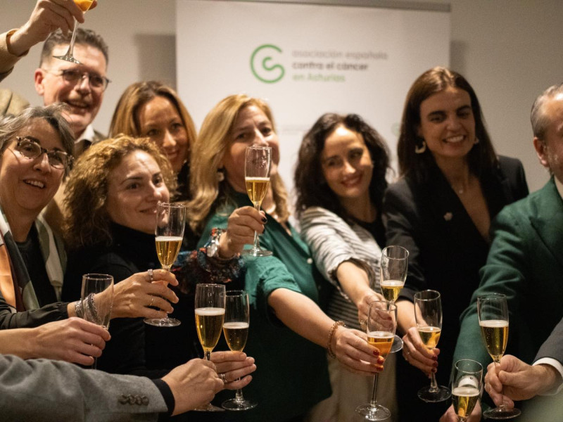 Julia, segunda por la izquierda, en un acto de la AECC en Asturias