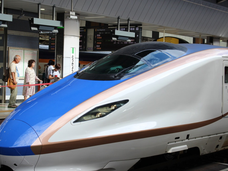 Tren bala en una estación de Japón