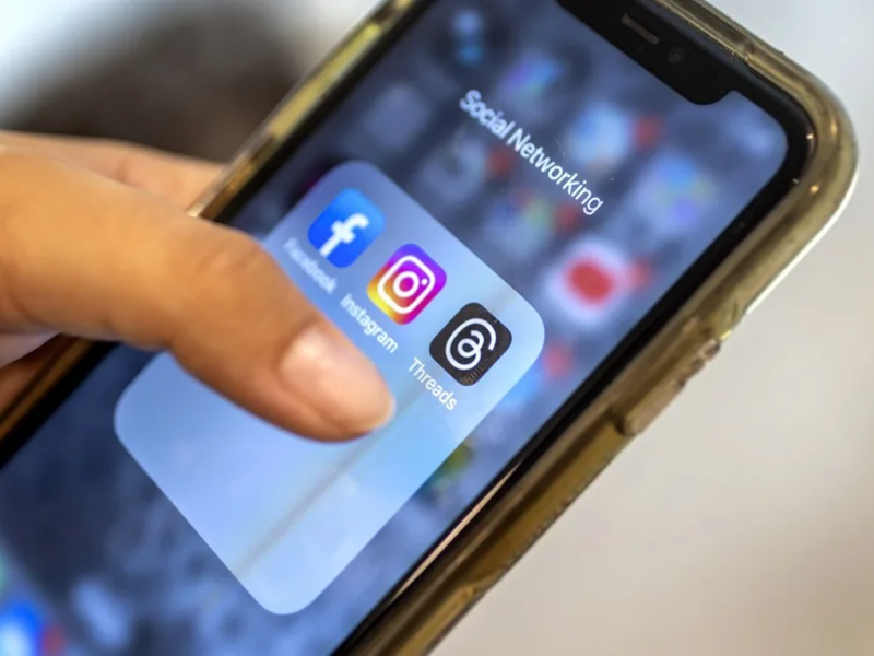 Las redes sociales de Meta, Facebook, Instagram y Threads en un teléfono móvil