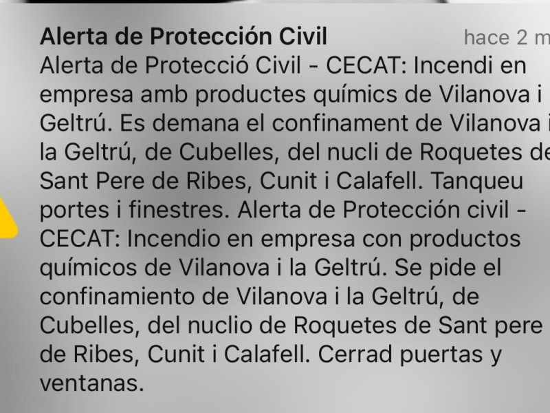 El fuego se inició a las 2.20 h en las instalaciones de CleanWater Pool, situadas en la Rambla Països Catalans número 18