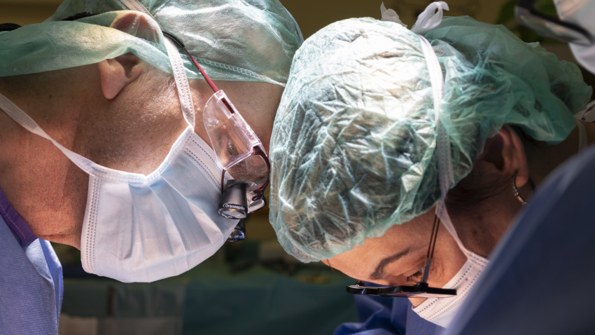 Equipo médico del Hospital Universitario de Bellvitge de Barcelona durante la intervención para extirpar, por primera vez en España, un cáncer de páncreas, hasta ahora inoperable