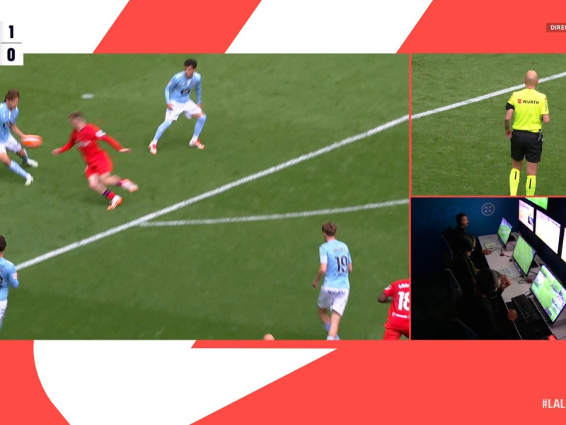 Momento de la mano de Marcos Alonso, en el Celta - Sevilla
