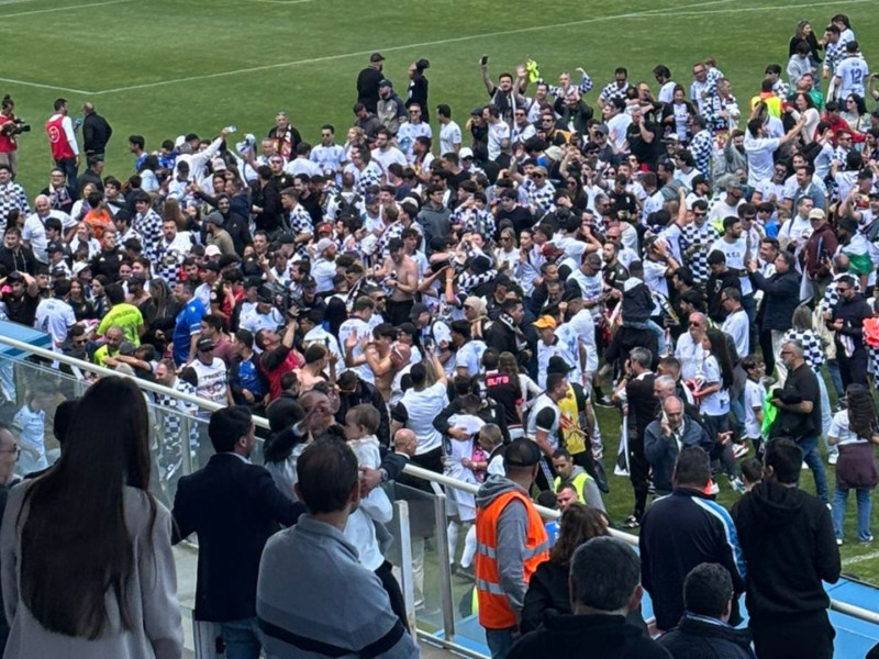 Los jugadores del Ceuta celebran con sus seguidores el ascenso tras ganar al Fuenlabrada