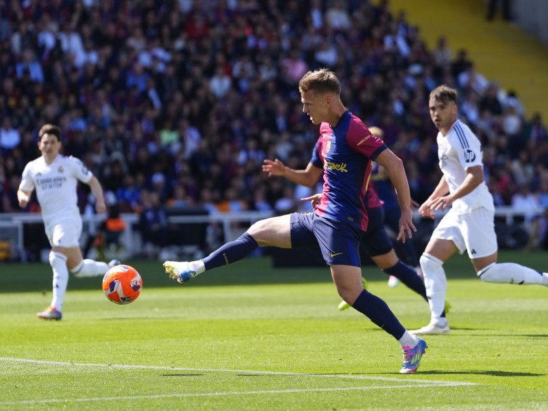 Dani Olmo, con el balón durante el Clásico entre el Barcelona y Real Madrid