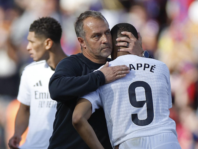 Hansi Flick consuela a Mbappé tras el Barcelona - Real Madrid