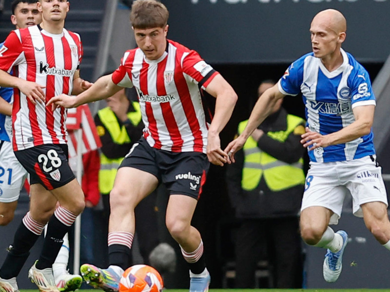 Jauregizar intenta el pase ante Antonio Blanco durante el Athletic-Alavés