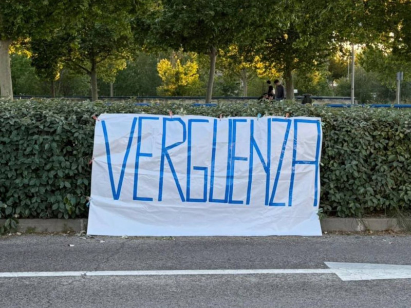 Pancarta con el mensaje 'Vergüenza' que esperaba a los jugadores del Real Madrid en Valdebebas.