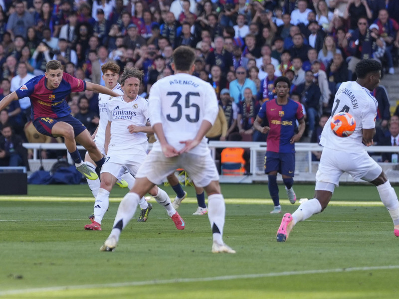 Fermin marca el 5-3 en el Barcelona - Real Madrid que se acaba anulando