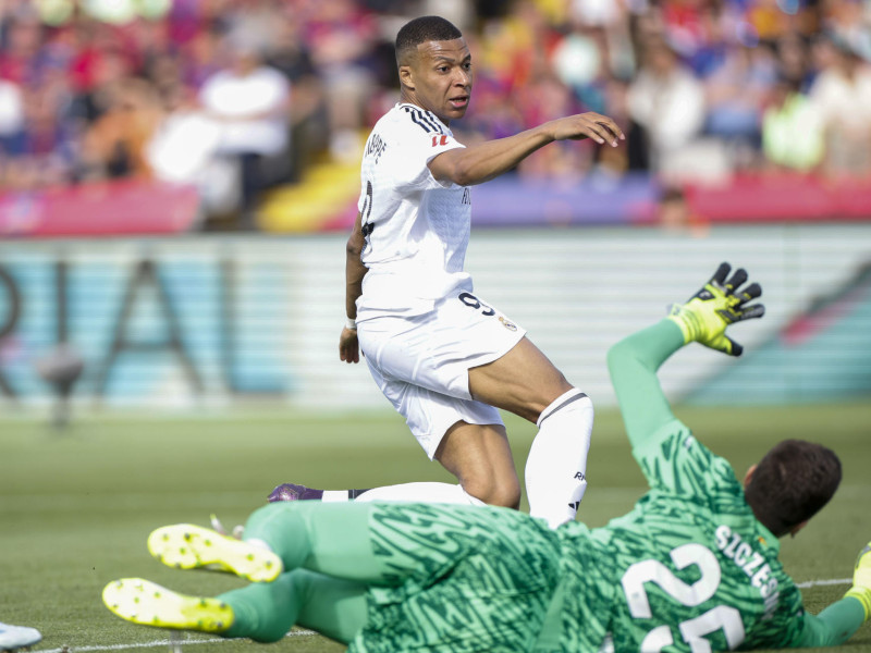 El delantero del Real Madrid Kylian Mbappé y el portero del Barcelona Wojciech Szczesny, durante el partido de la jornada 35 de LaLiga EA Sports entre el Barcelona y el Real Madrid