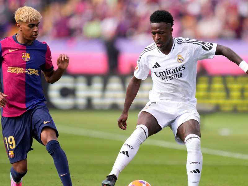 Vinicius controla el balón ante Lamine Yamal durante el Clásico de LaLiga en Montjuic entre Barcelona y Real Madrid