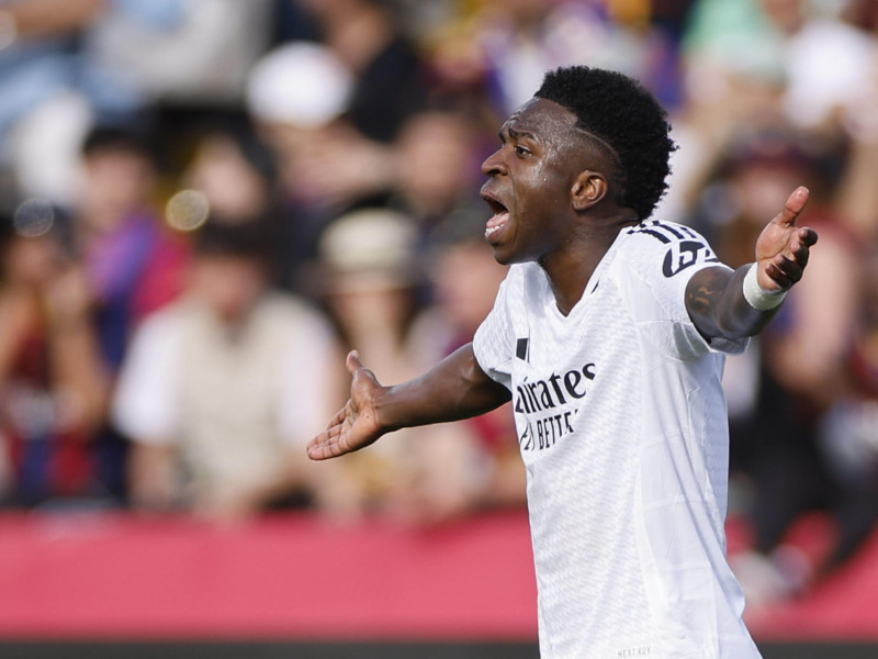 El delantero del Real Madrid Vinicius Jr reclama una falta durante el partido de la jornada 35 de LaLiga EA Sports entre el Barcelona y el Real Madrid