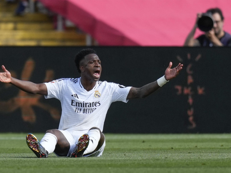El delantero del Real Madrid Vinicius Jr reclama una falta durante el partido de la jornada 35 de LaLiga EA Sports entre el Barcelona y el Real Madrid