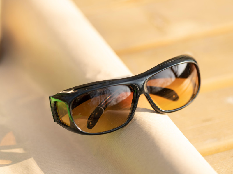 Gafas de sol con lentes amarillas especiales para conducir