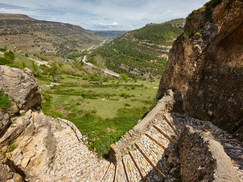 Paseo por el muro de piedra y paisaje verde en Cantavieja, Teruel