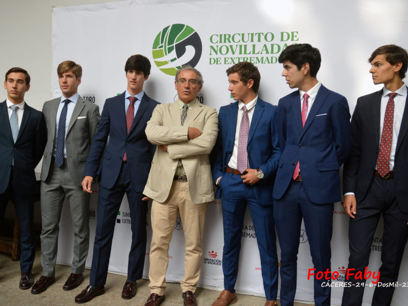 Luis Reina, con alumnos de la Escuela Taurina de Badajoz