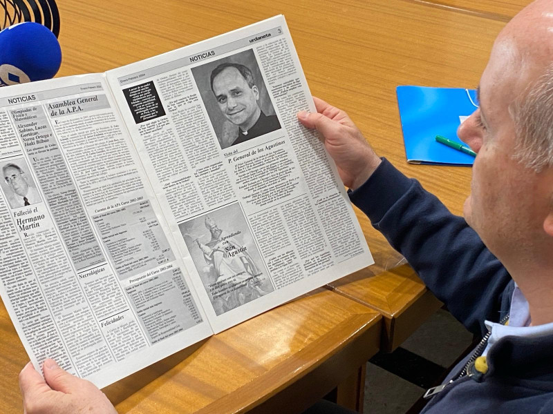 El director del colegio Urdaneta con una imagen de Robert Prevost, entonces Prior General de los agustinos