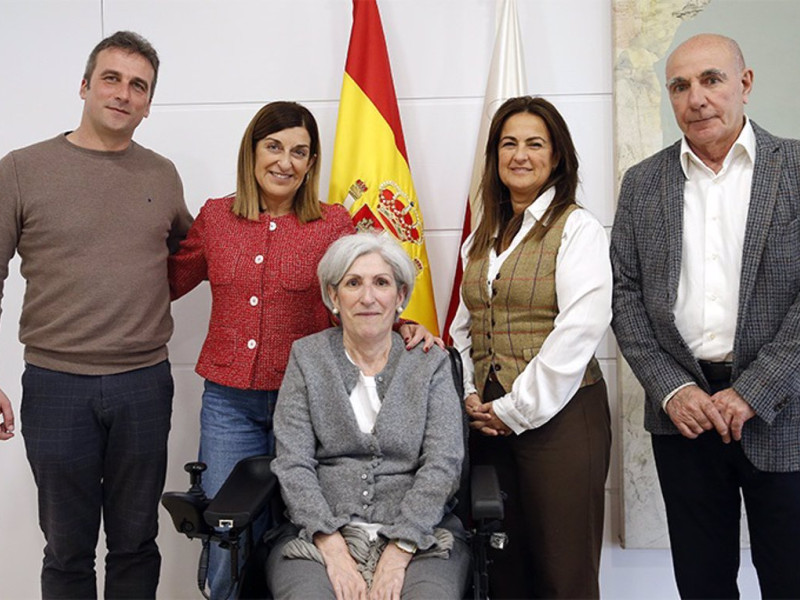 Fernando Martín, junto a la presidenta de Cantabria María José Sáenz de Buruaga
