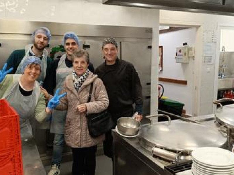 Sor Carmen Lorenzo junto a voluntarios de la Cocina Económica de Oviedo