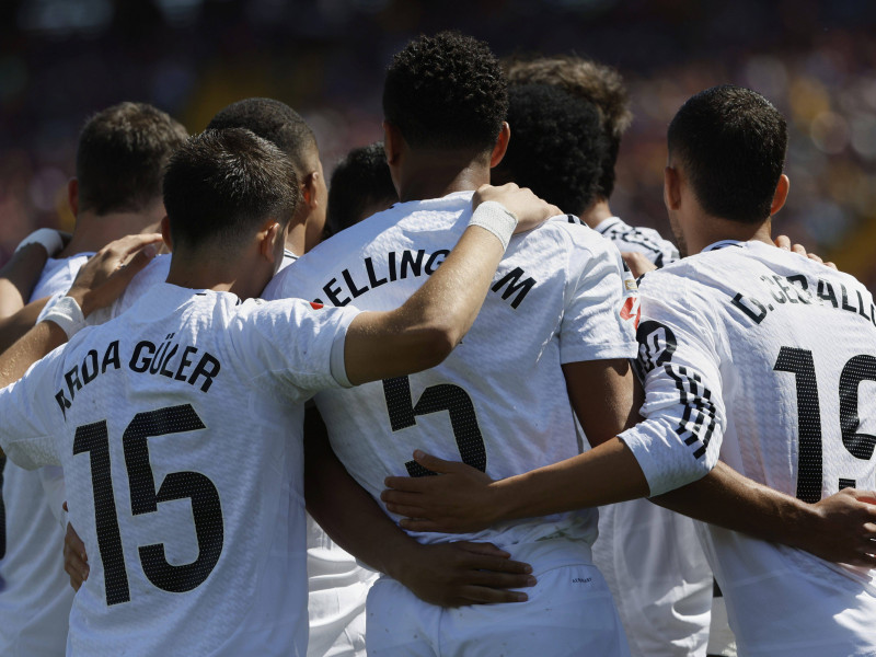 Los jugadores del Real Madrid celebrando un gol en Montjuic en el Clásico