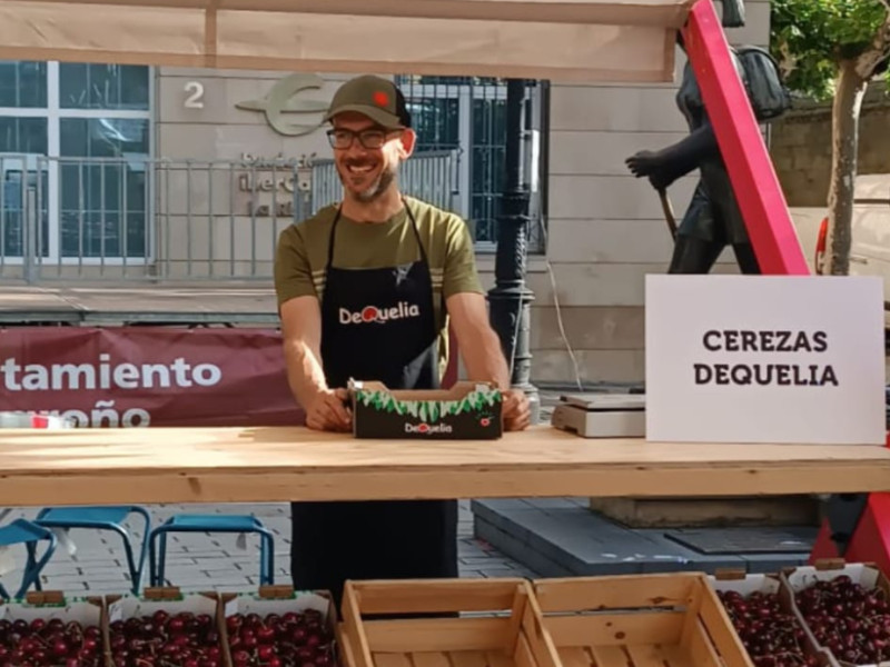 Santiago comercializa sus cerezas en La Rioja bajo la marca DeQuelia