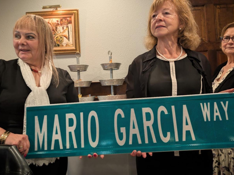 La familia de Mario García, con la placa de la Mario Garcia Way