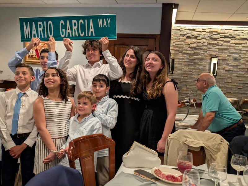 La familia de Mario, con la placa homenaje