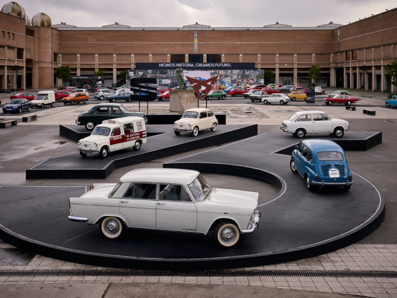 Imagen de los 75 icónicos modelos de Seat y Cupra expuestos en el Automobile Barcelona.
